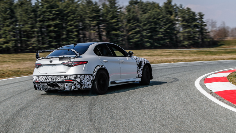 Ούτε τα αφεντικά δεν αντιστέκονται στην Alfa Romeo Giulia των 540 ίππων